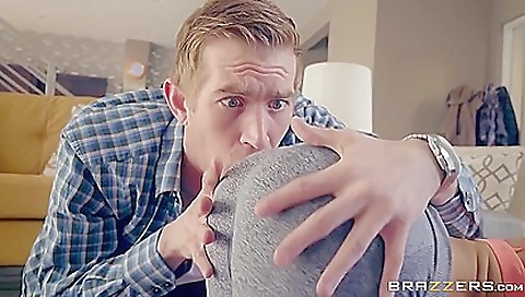 Ta relaxing on a hot girl of thugs wenonalanos